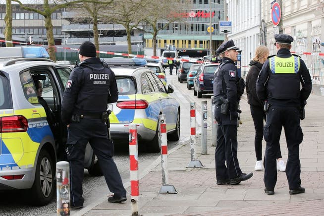 Einsatzkräfte der Polizei in der Nähe des Tatortes in Hamburg-Ottensen.