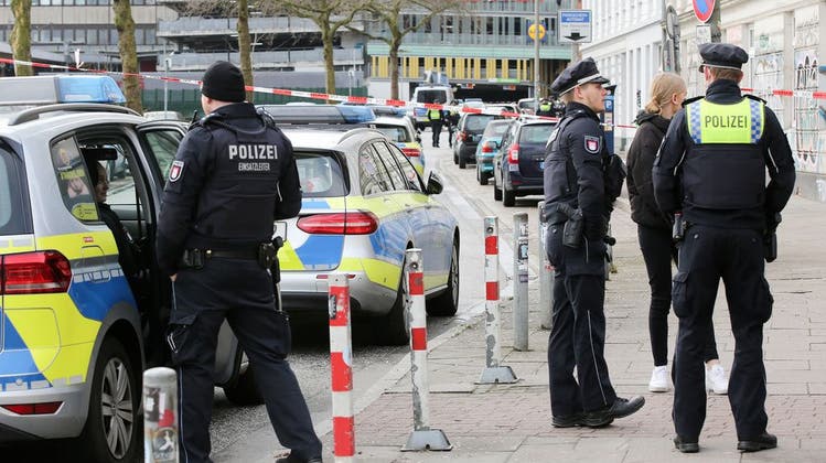 Einsatzkräfte der Polizei in der Nähe des Tatortes in Hamburg-Ottensen. (Bild: Keystone (Hamburg, 5. April 2022))