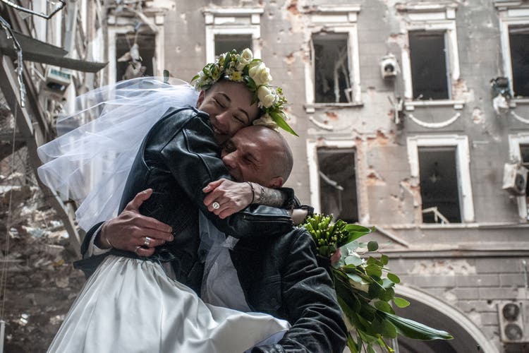 Anton and Nastya feiern ihre «Trümmer-Hochzeit».