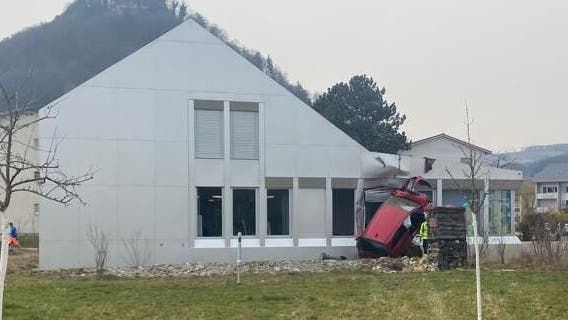 Am 17. März kam ein 80-Jähriger mit dem Auto von der Strasse ab und krachte ins Gemeindehaus Villigen. Der Mann wurde schwer verletzt.