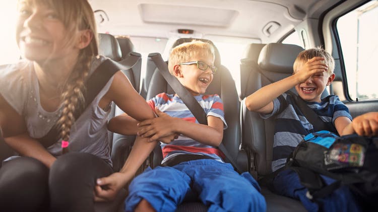 Wunsch aller Eltern: lachende Kinder im Auto. (Bild: Imgorthand/E+)
