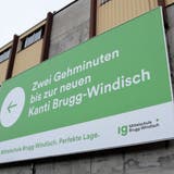 Die IG Mittelschule Brugg-Windisch wirbt für die Kantonsschule und enthüllt ein grosses Plakat beim Busterminal. (Michael Hunziker)