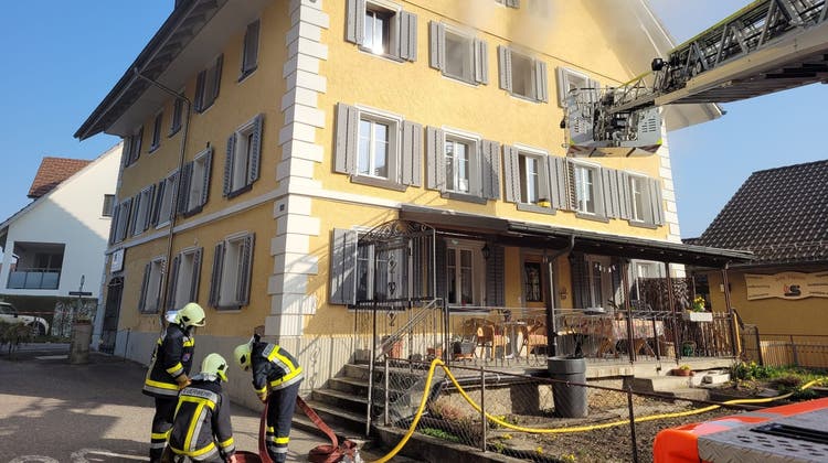 Im April brach in diesem Haus im Spreitenbacher Dorfkern wegen eines defekten E-Trotti-Akkus ein Brand aus. (zvg)