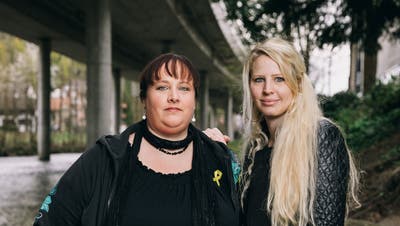 Livia Umiker und Jana Schmid haben Endometriose. Die Krankheit verursacht ihnen oft unerträgliche Schmerzen, doch es dauerte Jahre, bis diese nicht mehr als normale Mensschmerzen abgetan wurden. (Bild: Valentin Hehli)