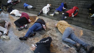 Re-enactment: Menschen in der georgischen Hauptstadt Tiflis stellen stellen aus Solidarität vor dem Parlamentsgebäude die Toten von Butscha nach. (Bild: Zurab Kurtsikidze / EPA)