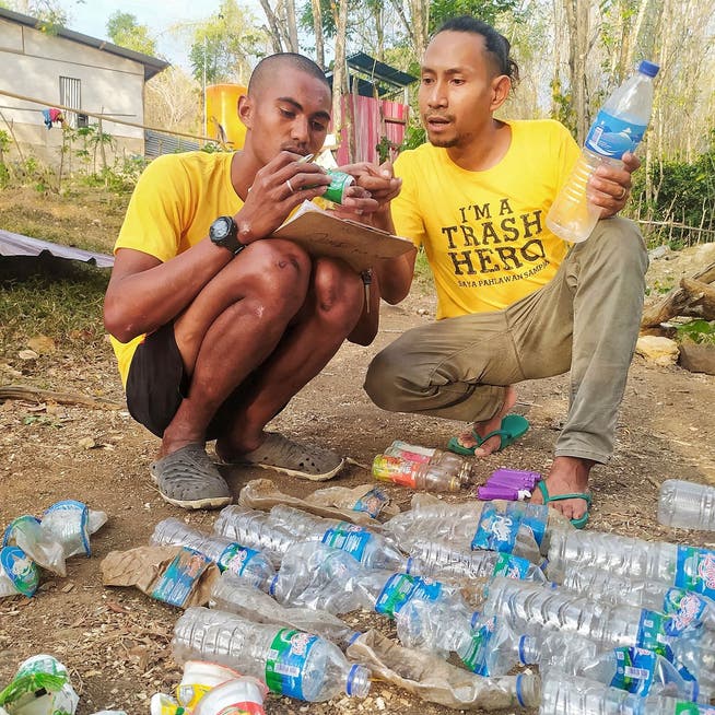 In Indonesien notieren Freiwillige die Marken der Plastikabfälle, die sie gesammelt haben.