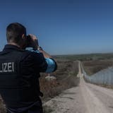 Ein Mitglied der deutschen Bundespolizei patrouilliert an der Schengen-Aussengrenze zwischen Bulgarien und der Türkei. (Bild: Keystone)
