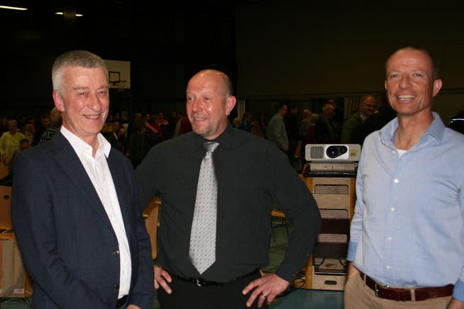 Der abtretende Genossenschreiber Josef Bucher (links) und der neu gewählte Andreas Keiser mit dem wiedergewählten Präsidenten Stefan Barmettler, in der Mitte.