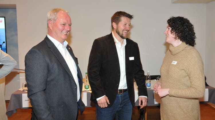 Josef Lussi-Waser, Präsident von Nidwalden Tourismus (links) mit dem neuen Vizepräsidenten Christoph Keiser und dem neuen Vorstandsmitglied Lena Häfelfinger. (Bild: Matthias Piazza (Hergiswil, 7. April 2022))