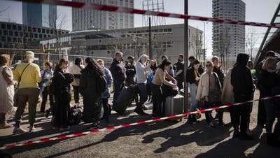 Flüchtlinge aus der Ukraine stehen in der Warteschlange und warten auf die Registrierung vor dem Bundesasylzentrum Zürich. (Symbolbild: Keystone)