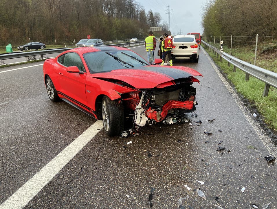 Im starken Regen vom Freitagabend ist ein Autofahrer mit seinem Ford Mustang auf der A1 von Oftringen Richtung Zürich fahrend ins Schleudern gekommen und in die Mittel- und Randleitplanke geprallt.