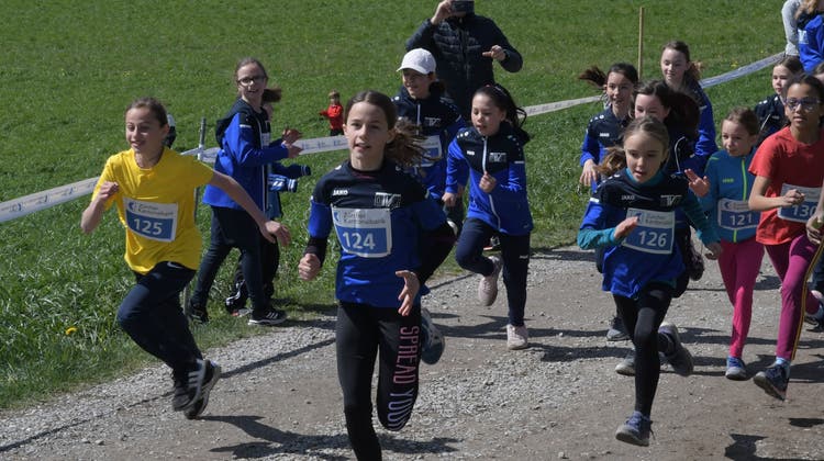 Wehe, wenn sie losgelassen. Auch Kinder und Jugendliche rennen am Wiesentäli-Lauf um die Wette. (Michel Sutter (10. April 2022))
