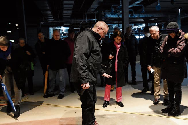 Rico Zanga, Projektleiter beim Architekturbüro RLC, informiert über den Boden im Erdgeschoss.