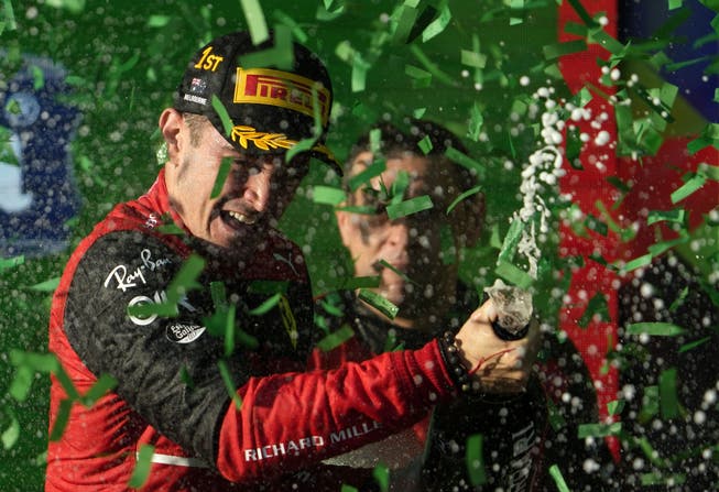 Charles Leclerc feiert seinen Sieg nach dem GP in Melbourne.