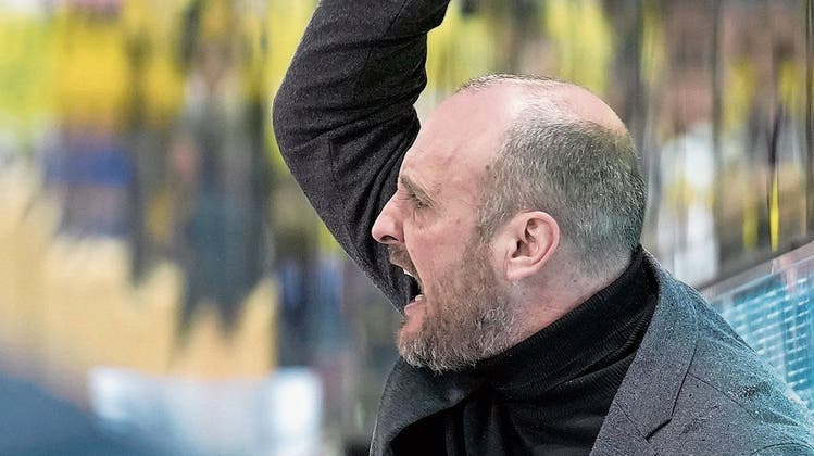 Der Schiedsrichterentscheid versetzt Davos-Trainer Christian Wohlwend in Rage. (Bild: Martin Meienberger/freshfocus)