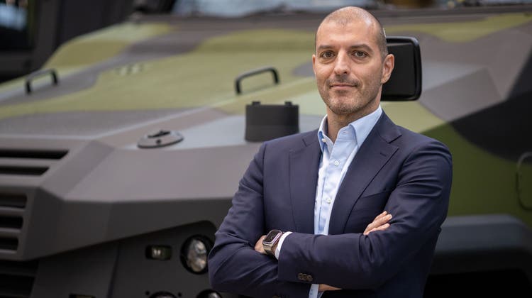 Der Herr der Panzer: Mowag-CEO Giuseppe Chillari steht vor einem Fahrzeug aus seiner Rüstungsschmiede. (Bild: Raphael Rohner)