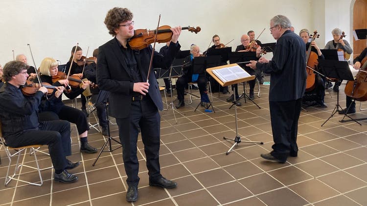 Solist Samuel Mittag (links) und das Streichorchester füllten die Kirche problemlos. (Selina Brodmann)
