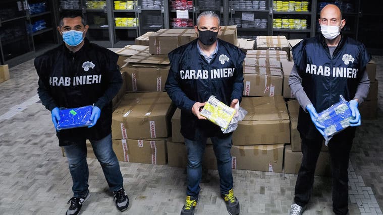 Drogenhandel ist ein Kerngeschäft der Mafia, das riesige Gewinne generiert, die gewaschen werden müssen. Hier ein Bild aus dem Jahr 2015, als die italienischen Carabinieri eine grosse Menge an Kokain sicherstellten. (Laura Lezza / Getty Images Europe)