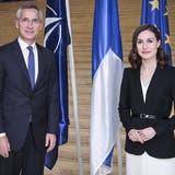 Die finnische Premierministerin Sanna Marin mit Nato-Generalsekretär Jens Stoltenberg. (Keystone)