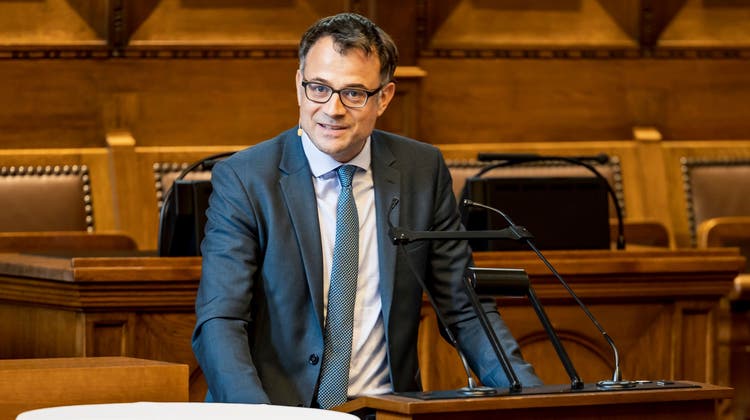 Wirtschaftsdirektor Kaspar Sutter (SP) informiert über die Einführung des kantonalen Mindestlohns. (Kenneth Nars)