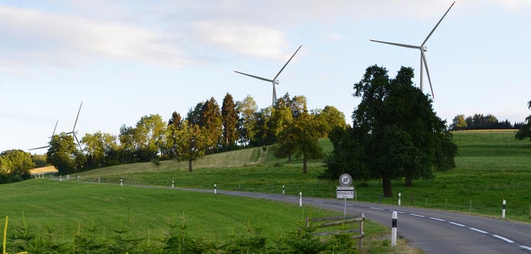 So könnte der geplante Windpark auf dem Lindenberg einst aussehen: hier die Sicht von der Seetalstrasse in Geltwil aus.