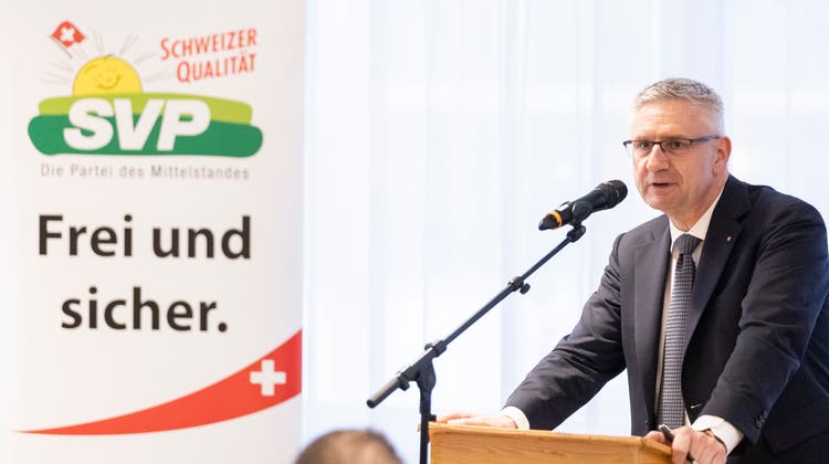Andreas Glarner, Präsident der SVP Aargau, spricht am Kantonalparteitag im Gasthof Schützen in Aarau zu den Mitgliedern. (Severin Bigler)