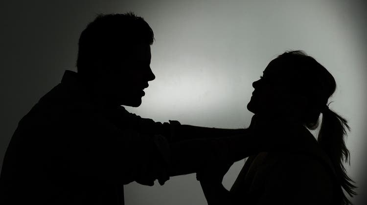 Häusliche Gewalt spielt sich häufig im Verborgenen ab. Hilfe von aussen ist wichtig. (Symbolbild: Jan-Philipp Strobel / DPA / Keystone)