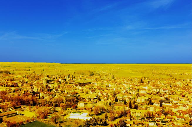 Eine Luftaufnahme der Stadt Amriswil von der Egg her gesehen, ganz in die Farben der ukrainischen Flagge getaucht.