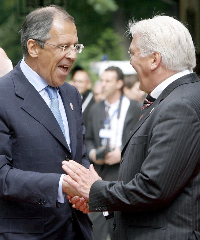 Schienen fast freundschaftlich verbunden: der russische Aussenminister Sergej Lawrow und sein damaliger deutscher Amtskollege und heutiger Bundespräsident Frank-Walter Steinmeier bei einem Treffen der G-8-Aussenminister 2007 in Potsdam.