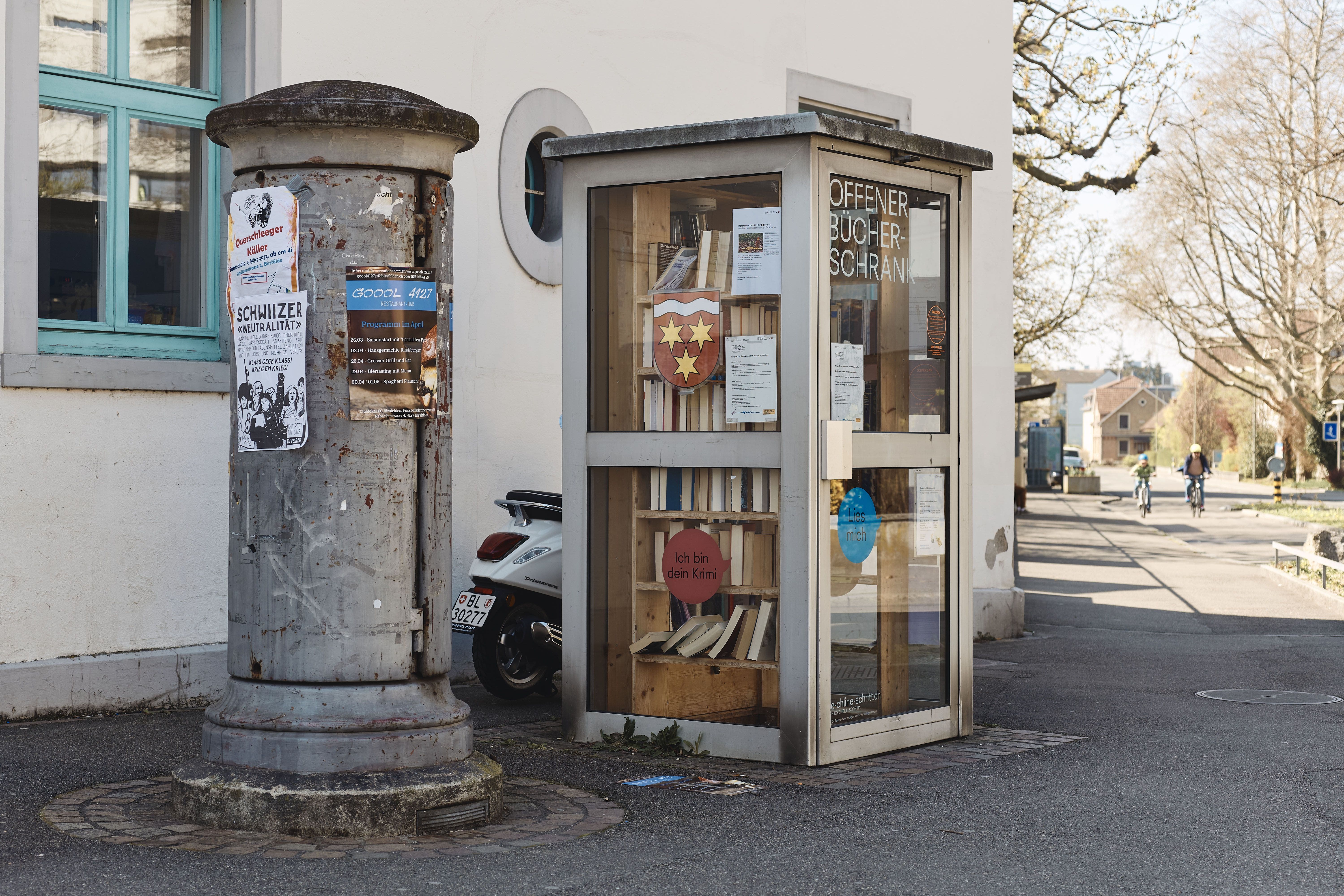 Bücherschrank an der Schulstrasse in Birsfelden.