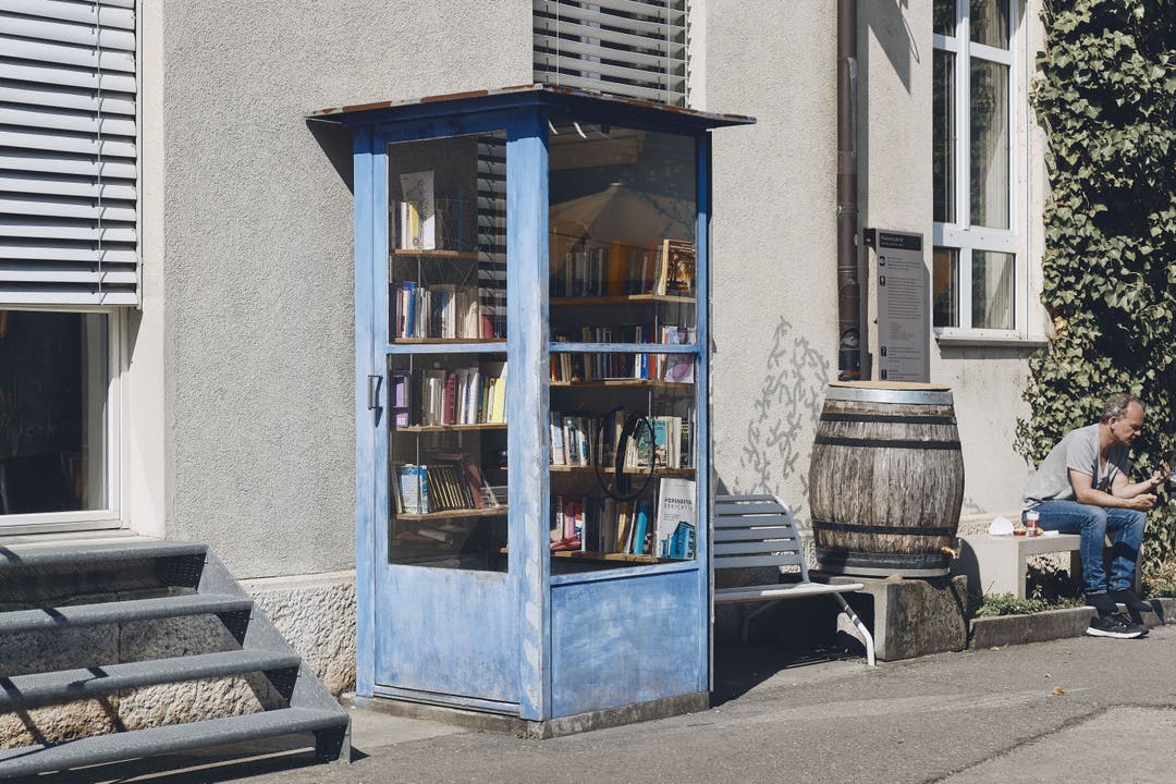 Bücherschrank an der Dornacherstrasse in Basel.