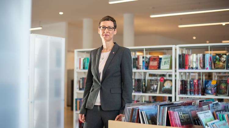 Gemeinderätin Susanne Troesch-Portmann in der Gemeindebibliothek. (Bild: Dominik Wunderli (Ebikon, 30. Oktober 2020))