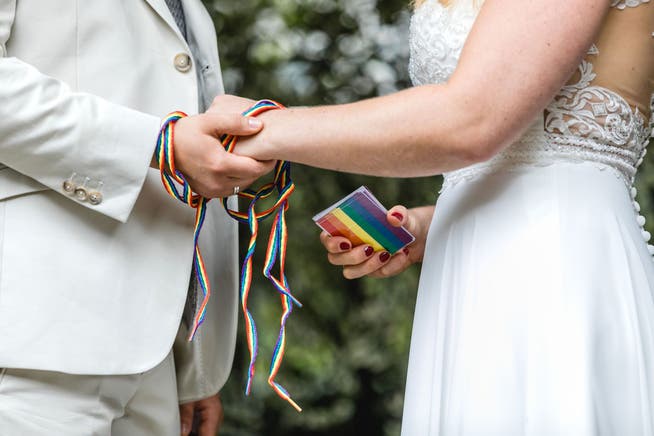 Gleichgeschlechtliche Paare können ab dem 1. Juli heiraten oder ihre eingetragene Partnerschaft in eine Ehe umwandeln lassen.