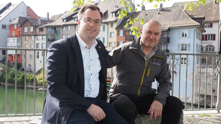 Arm in Arm und gute Freunde: In den beiden Laufenburg regieren Bürgermeister Ulrich Krieger und Stadtammann Herbert Weiss (von links) (Hans Christof Wagner (13. April 2022))