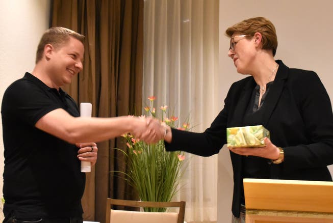 Der wiedergewählte Parteipräsident Fabio Affentranger bedankt sich bei der Gastreferentin Désirée Stutz.