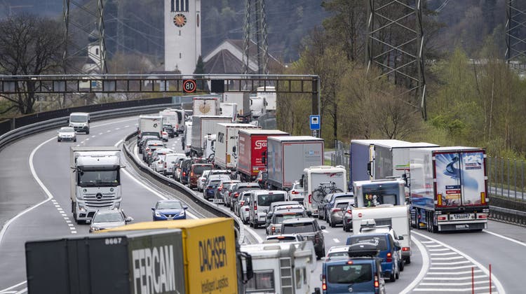 Fast wie ein Naturgesetz: Vor Feiertagen und Ferien fliesst der Verkehr am Gotthard nicht mehr flüssig, sondern staut sich kilometerweit. (Bild: Urs Flüeler / Keystone)