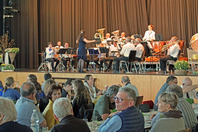 Zum Spiel der Evangelischen Brass Band Mattwil geniessen die Gäste im Saal ihren Brunch.