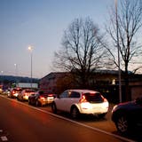 Die Autos stauen sich auf der Hauptstrasse von Inwil in Richtung Autobahn A14. (Bild: Manuela Jans-Koch)