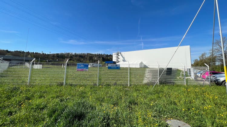 Auf der Wiese neben der bestehenden Halle in Kölliken entsteht das neue Tiefkühllager. (Bild: Natasha Hähni / Aargauer Zeitung)