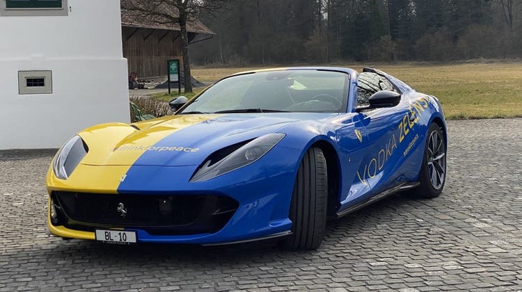 Ging in den letzten Tagen viral: der blau-gelbe Ferrari des Baselbieter Unternehmers Tobias Reichmuth. (Quelle: zvg)