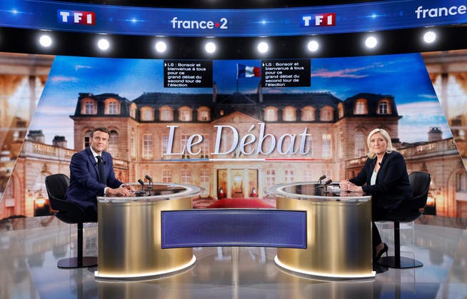 Emmanuel Macron und Marine Le Pen zu Beginn des Streitgesprächs