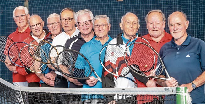 Die über 80-Jährigen von links: Heinz Kastenhuber (83 Jahre), Hans Zumstein (80), Paul Arnet (81), Walter Christen (81), Hansruedi Troxler (81), Pietro Perrone (80), Herbert Huber (84), Tony Bühler (85), Erich Weber (86). Nicht alle sind vertreten auf dem Bild.