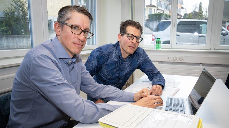 Reto Steiger (links) und Lorenz Kilchenmann jagen Betrüger im Internet. (Dominic Kobelt)