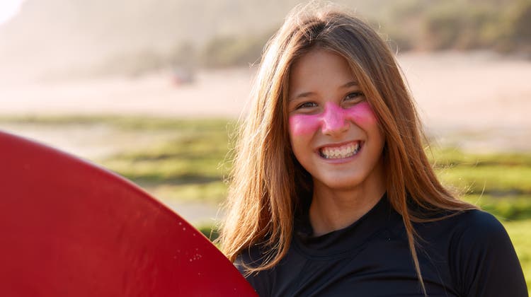 Diese Surferin hat gut lachen: Sie benutzt augenscheinlich eine Zink-Sonnencreme. (Bild: Shutterstock)