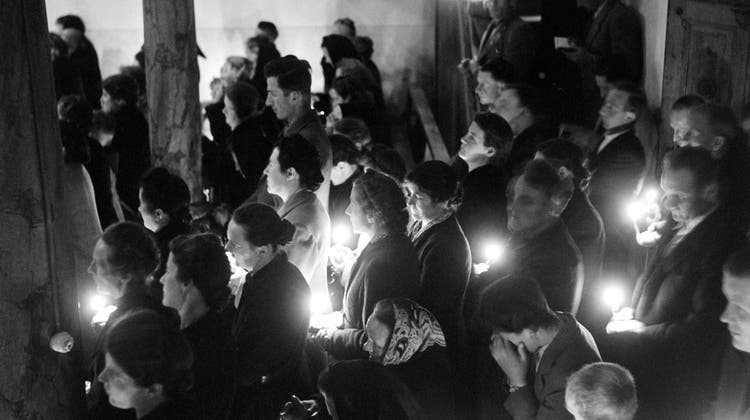 Vor 70 Jahren feierte man das Osterfest anders als heute, hier die Messe in der Kichre von Vals. (Bild: Keystone)