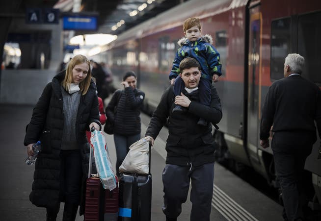 43'000 Ukrainerinnen und Ukrainer sind bisher in die Schweiz geflohen – so wie diese Familie. Vereinzelte haben das Land aber bereits wieder verlassen.