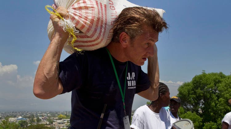 Sean Penn hat sich schon mehrfach auf humanitärer Ebene engagiert. 2010 unterstützte er in Haiti die Hilfsmassnahmen für die Opfer des Erdbebens. (Bild: Keystone)