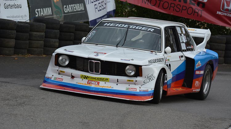Mit dem breiten BMW 320 ist Armin Buschor eine äusserst seltene Attraktion für die Motorsport-Fans. (Bild: PD)