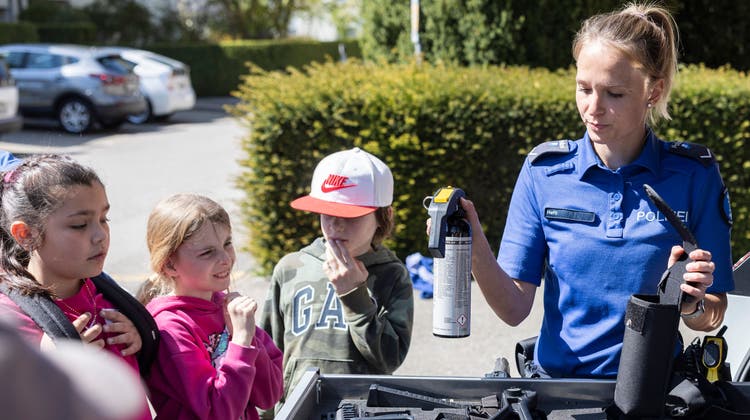 Die Dietiker Polizistin Martina Hefti erklärte den Kindern, wie mit Kreide Spuren markiert werden. (Severin Bigler)