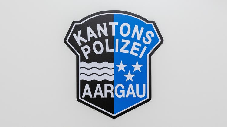 Die Kantonspolizei Aargau sucht die Person, die den Unfall verursacht hat. (Symbolbild: Severin Bigler)